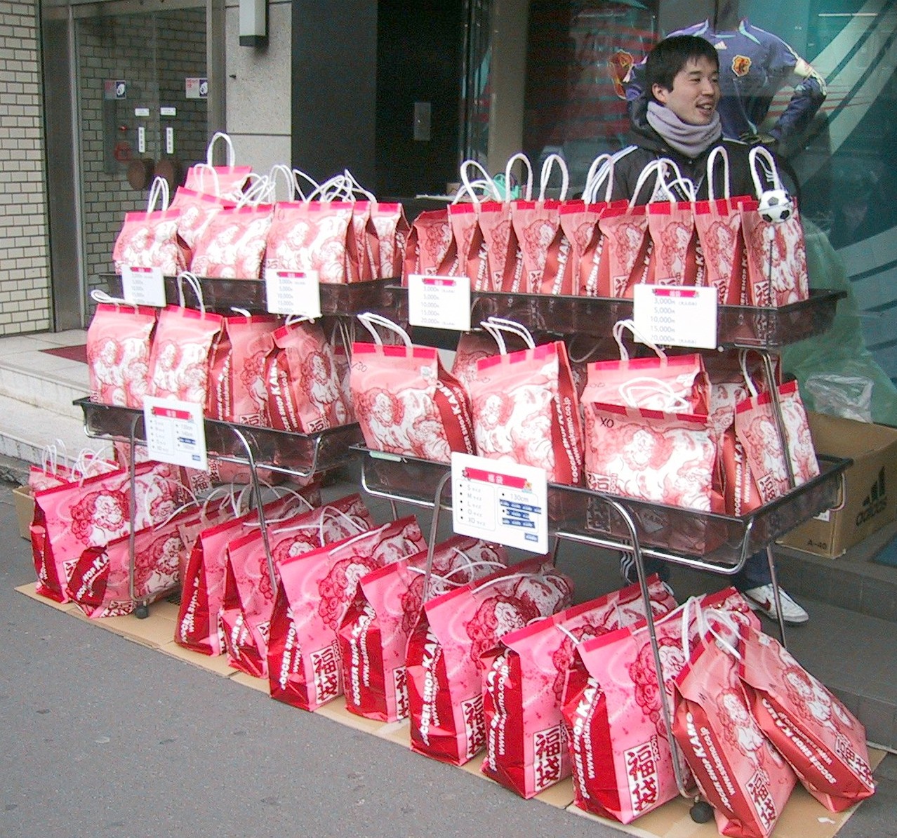 Venta de bolsas de la suerte (Fukubukuro) de moda en la famosa calle Takeshita de Harajuku
